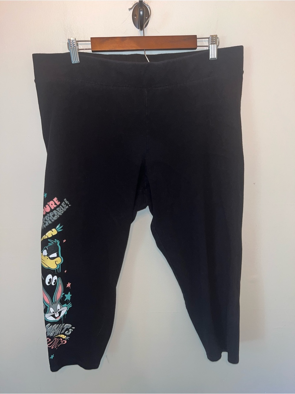 Torrid x Looney Tunes Black Capri Leggings Size 3x VGUC Bugs Bunny Daffy Duck